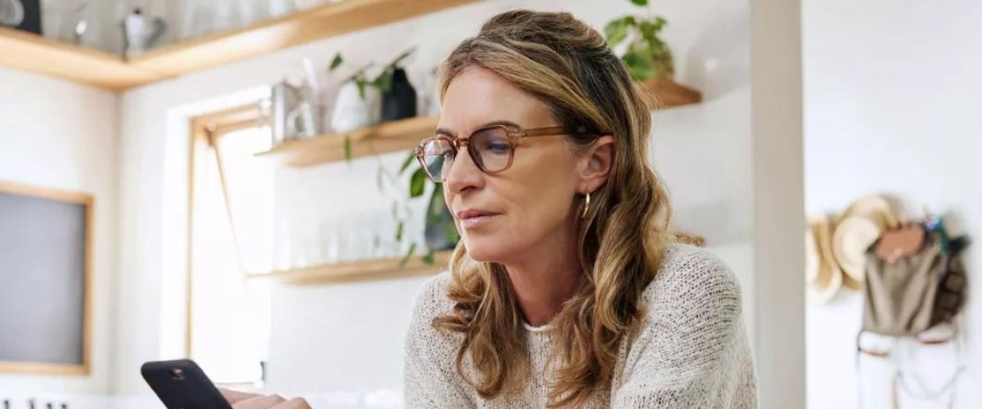 What is the difference between a 401(k) and an ira?