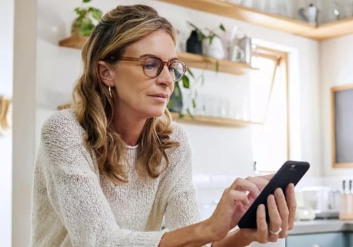 What is the difference between a 401(k) and an ira?